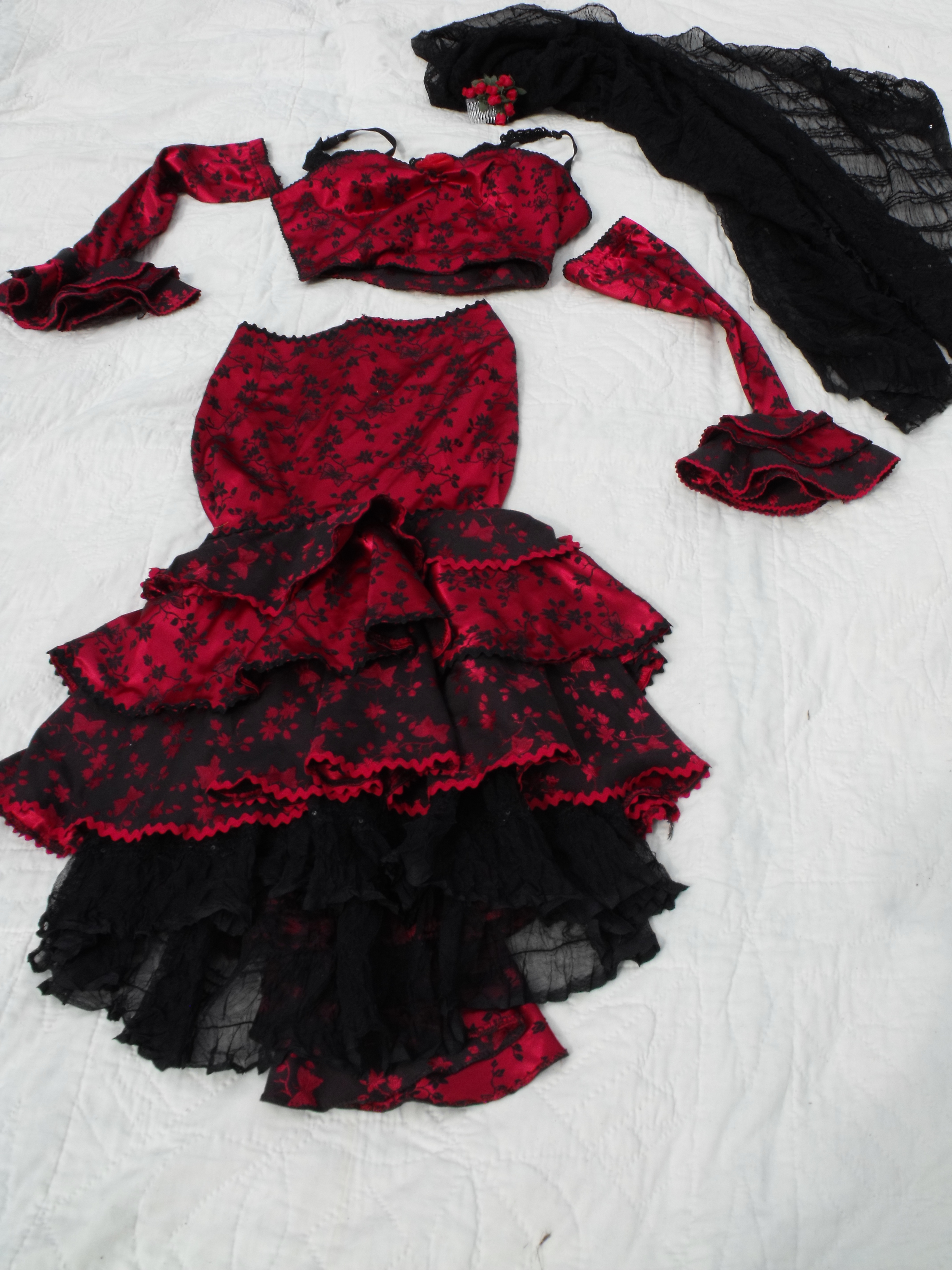 FLAMENCO RED/BLACK TRADITIONAL FRONT VIEW OF SKIRT